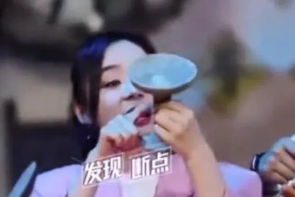 袁姗姗捏坏文物遭全网黑,无所谓的样子,她难道对文物没有丝毫的敬畏心吗?
