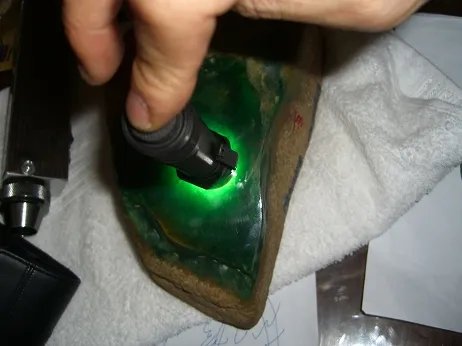 图解价值千万的翡翠毛料切片过程