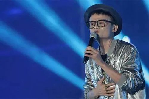 马云唱歌五音不全,为何却能和王菲一起同台唱歌?