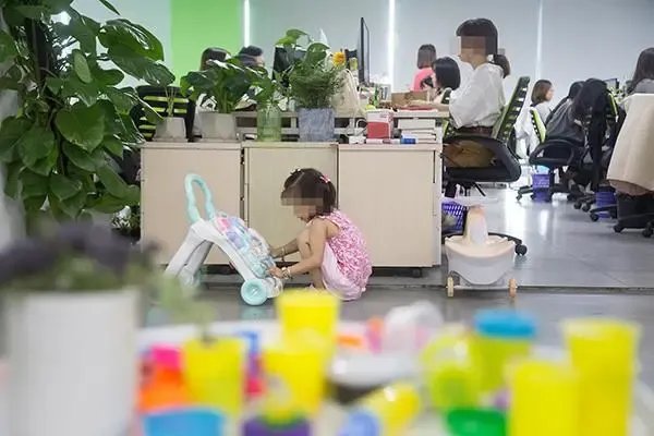 朔州男子徒手爬到6楼救下悬空女童,作为家长该如何看护家中的孩子?