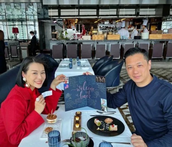 胡杏儿晒夫妻合照,无滤镜白发抢镜,他们的状态如何?