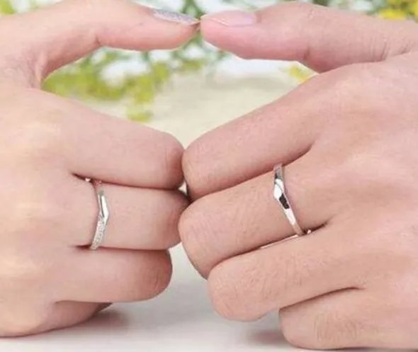 男士婚戒应该戴哪只手 男士戒指左右手戴戒指含义