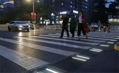 西安现炫酷斑马线 走上去就会有追光