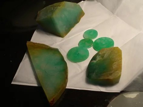 图解价值千万的翡翠毛料切片过程