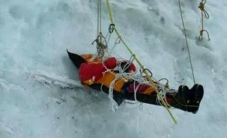 如何看待男子登珠峰在8600米高度倒下上百人路过无人救?