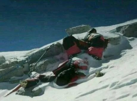 如何看待男子登珠峰在8600米高度倒下上百人路过无人救?