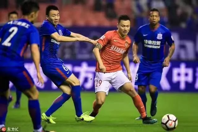 申花2比2战平恒大止住连胜,如何看待两支亚冠球队上下半场如此差异的表现?