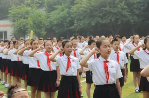 少先队员十知道要不要背红领巾的系法?