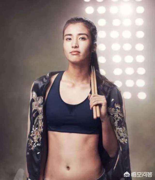 中国女足门将赵丽娜,为什么扑救前老是把双手收紧在胸口处?