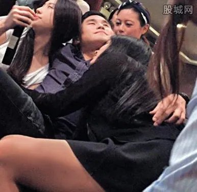 庄家彬瞧不上汤珈铖 与众美女左拥右抱享艳福