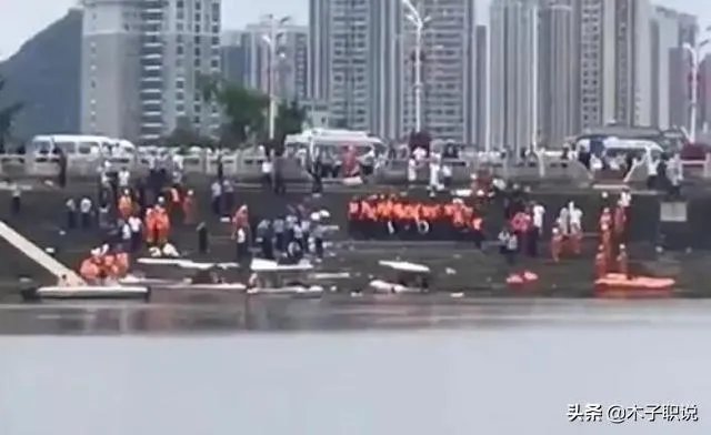 安顺公交车行驶突然开进河里,疑点重重,到底是什么原因?