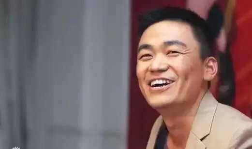 王宝强母亲去世后首次回乡，接待排场足，明星效应好吗？