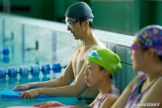 绫濑遥新片《是,我不会游泳》剧照 女主泳装造型亮相