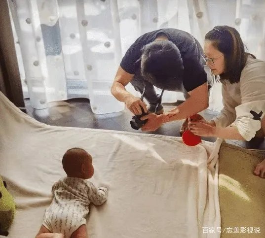 苗苗与郑恺婚后首登舞台演出,一袭白裙清纯可人九头身比例绝了,你怎么看?