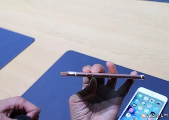 苹果新品iPhone 6S真机图赏 玫瑰金还是挺好看的