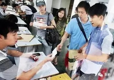 网红蹭热点,拍王俊凯寝室的床,并合影,你这么看?