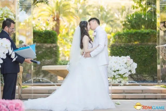 画面太美！刘强东奶茶妹妹今日大婚 两人深情拥吻