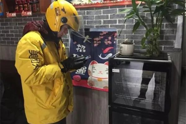 外卖员崩溃砸东西遭店家殴打,外卖员先动手,为何大家却说店家无情?