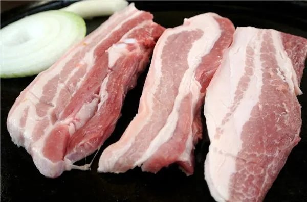猪肉价格一降再降，价格见底了吗？