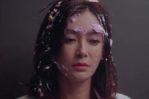 《怪你过分美丽》:莫向晚被粉丝砸蛋糕,林湘为什么不站出来保护莫向晚?
