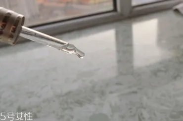 雅诗兰黛精华液的正确使用方法