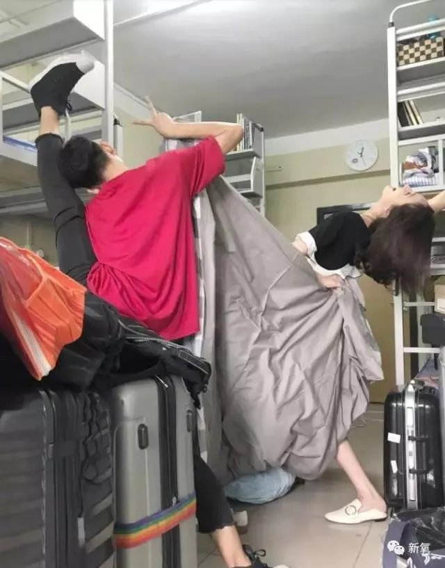 网红蹭热点,拍王俊凯寝室的床,并合影,你这么看?
