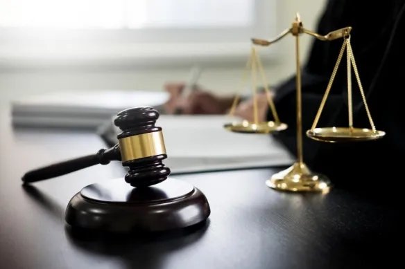国庆节拒绝上班被开除！法院：公司应支付万元赔偿金