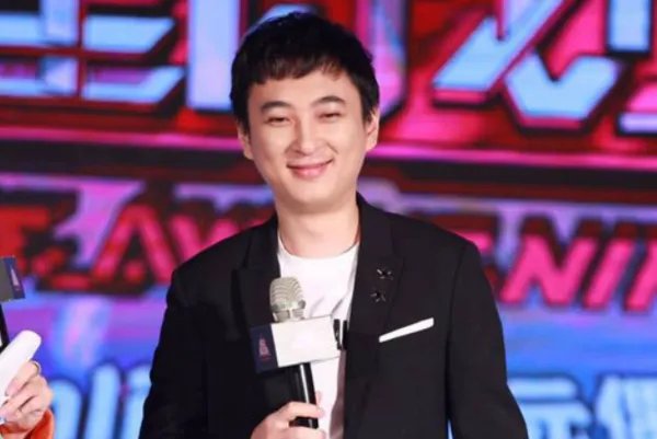 王思聪被曝与新女友在路边摊吃饭,他到底做了什么动作让美女捂嘴偷笑?