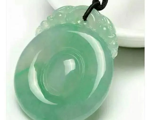 捡到玉坠随手丢弃被索赔,你觉得应该么?