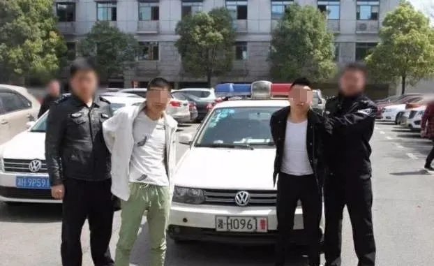 网红主播为何踩踏警车被抓？