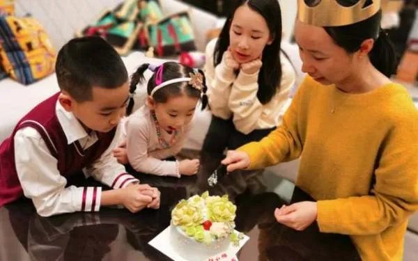 赵文卓全家福曝光,豪送钻石项链为保姆庆生,他们一家人的状态如何?