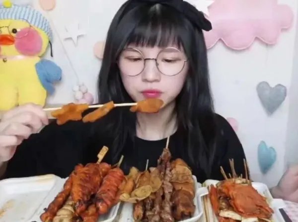 央视批“大胃王”吃播浪费严重,吃播为何有很多受众?