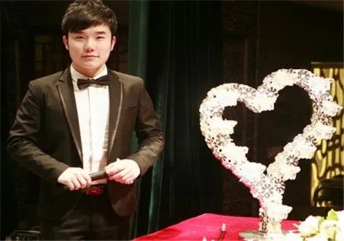 学婚礼主持要掌握哪些内容 当好婚礼主持的技巧