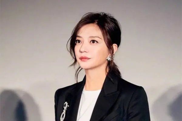 “所有女演员都很难出头”,赵薇为什么这样说?