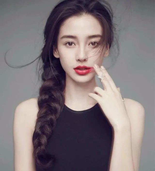 李菲儿是谁?为何近日频频上热搜?