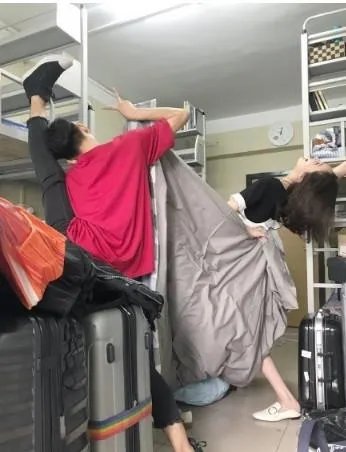网红蹭热点,拍王俊凯寝室的床,并合影,你这么看?