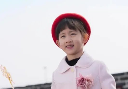 黄磊带小女儿拍MV,孙莉全程场外指导超有耐心,他们一家有多么温馨?