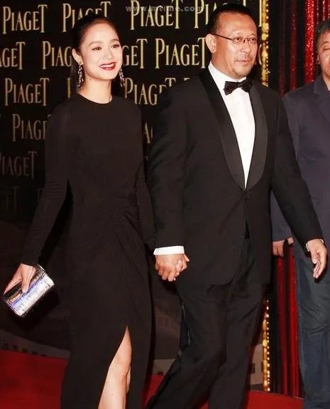 姜文小15岁妻子曝光:娇妻近照素颜照,姜文妻子周韵简介