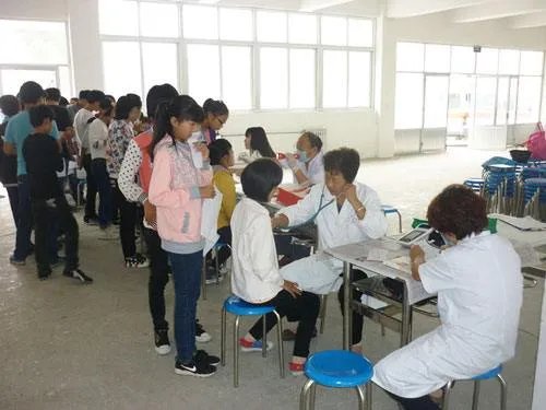 河北辛集一小学有13名学生感染，他们是如何被感染的？