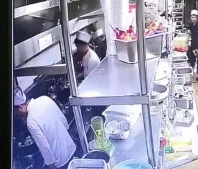 西安苏福记厨师做菜吐口水,被停业整顿,对此你怎么看呢?