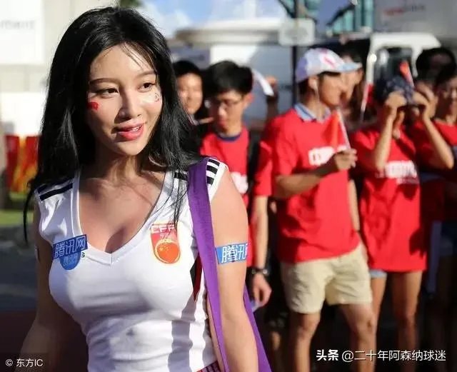 世预赛中国队vs菲律宾看台风景被忽略,美女组团为国足加油,为何都是外国人的模样?