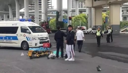 摩托骑手高架坠亡怎么回事:视频始末这到底是个什么梗