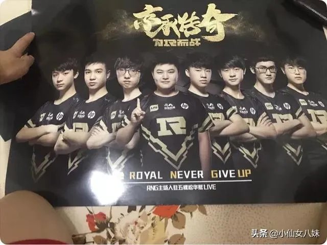 RNG战队艰难赢下OMG,Uzi三杀接管比赛,赛后队员表情却是很不开心,怎么评价?