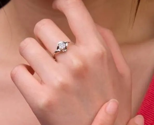 为什么好多人把钻戒戴在中指 女人戒指正确戴法