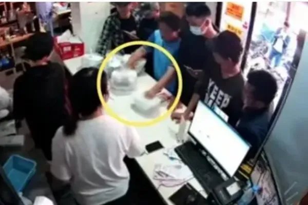 外卖员崩溃砸东西遭店家殴打,外卖员先动手,为何大家却说店家无情?