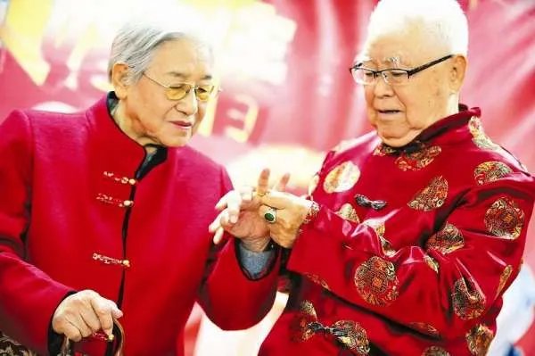 28对金婚老人集体补办婚礼是怎么回事?
