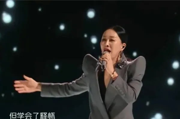 奔着C位去的那英被质疑假唱,这是怎么回事?