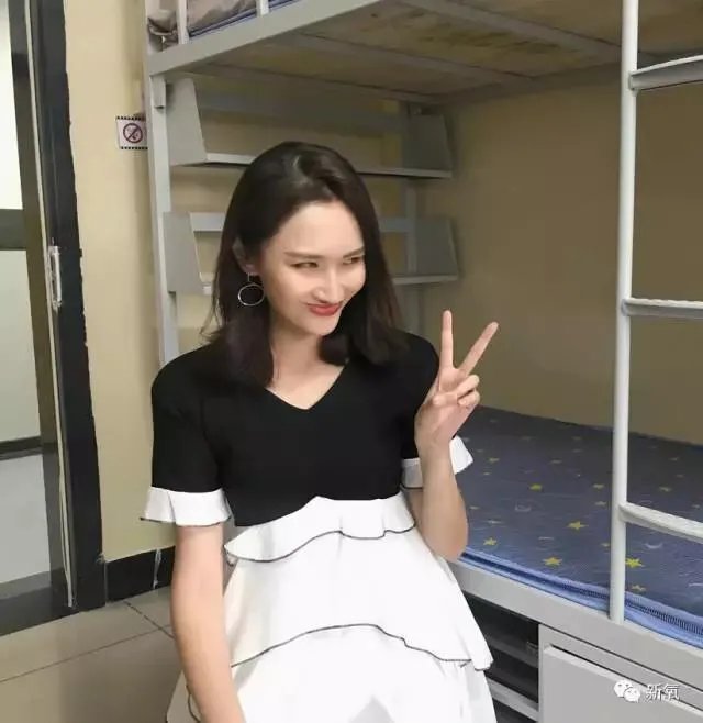 网红蹭热点,拍王俊凯寝室的床,并合影,你这么看?