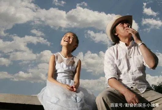 吉祥三宝中，爸爸去世，妈妈隐退，女儿如今怎么样了？