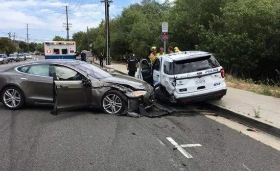 四川女司机驾特斯拉失控连撞多车,车主将承担什么责任
